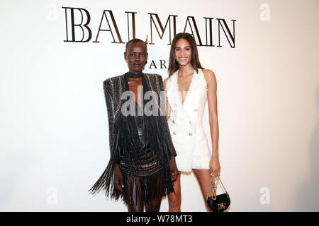 Der Südsudanesische Modell Gnade Bol, Links, und französischen Modell Cindy Bruna nehmen an der Eröffnung eines Fashion Store von Balmain in Shanghai, China, 21. Nr. Stockfoto