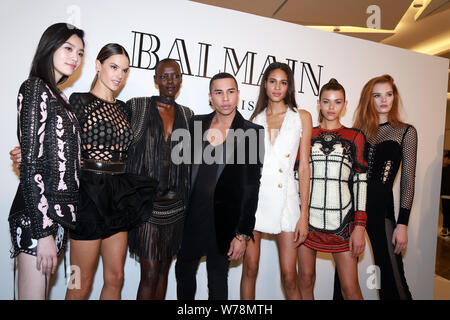 (Von links) chinesische Modell Xi Mengyao, besser als Ming Xi, brasilianische Model Alessandra Ambrosio, South Sudan Modell Gnade Bol, französische Mode des bekannt Stockfoto