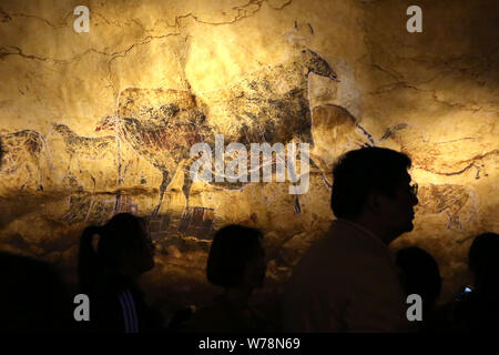 Blick auf die "Panel der Schwarze Kuh'' zeigt eine schwarze Kuh, die von einer Gruppe von Pferden, einer der Replik Höhlenmalereien von Lascaux in Shanghai Stockfoto