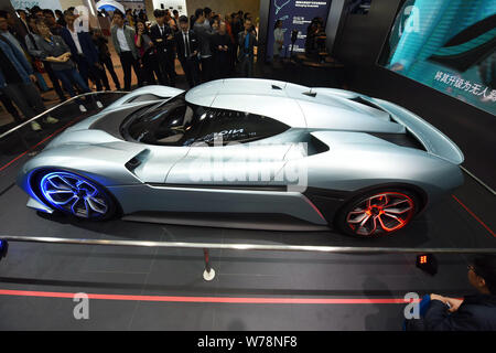 Chinesische Besucher Blick an einem NextEV Nio EP9 Supercar auf Anzeige in Hangzhou City, East China Zhejiang provinz, 10. November 2017. Chinesisch Stockfoto