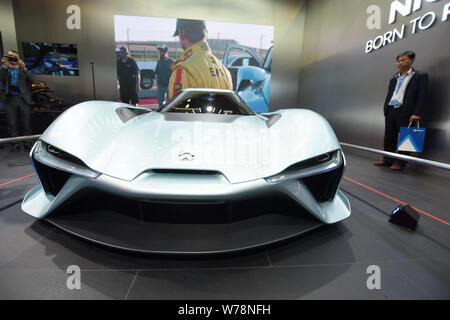 Ein chinesischer Besucher sieht einen NextEV Nio EP9 Supercar auf Anzeige in Hangzhou City, im Osten der chinesischen Provinz Zhejiang, 10. November 2017. Chines Stockfoto