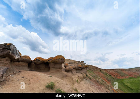 Touristische Orte von Russland. Schönen Landschaften der Welt. Kalkstein Gruben gegen den hellen Himmel und Wolken Stockfoto