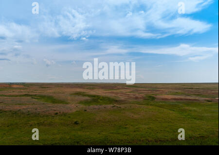 Touristische Orte von Russland. Schönen Landschaften der Welt. Kalkstein Gruben gegen den hellen Himmel und Wolken Stockfoto