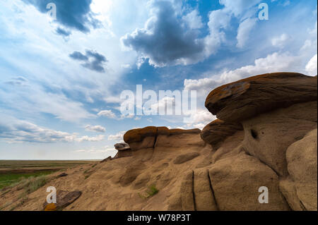 Touristische Orte von Russland. Schönen Landschaften der Welt. Kalkstein Gruben gegen den hellen Himmel und Wolken Stockfoto