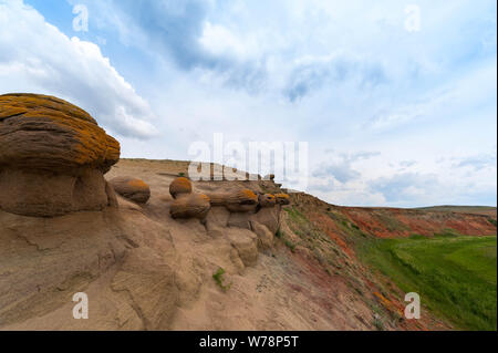 Touristische Orte von Russland. Schönen Landschaften der Welt. Kalkstein Gruben gegen den hellen Himmel und Wolken Stockfoto