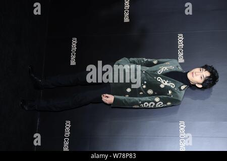Chinesische Schauspieler Jing Boran besucht eine Werbeveranstaltung für Roberto Cavalli in Peking, China, 3. November 2017. Stockfoto