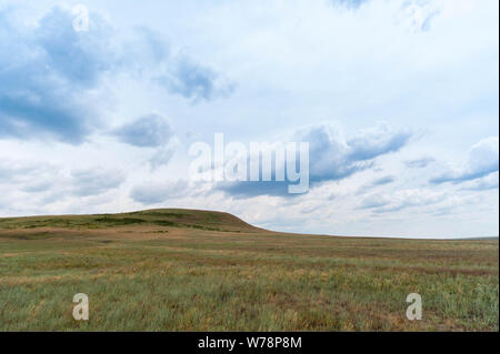 Touristische Orte von Russland. Schönen Landschaften der Welt. Kalkstein Gruben gegen den hellen Himmel und Wolken Stockfoto