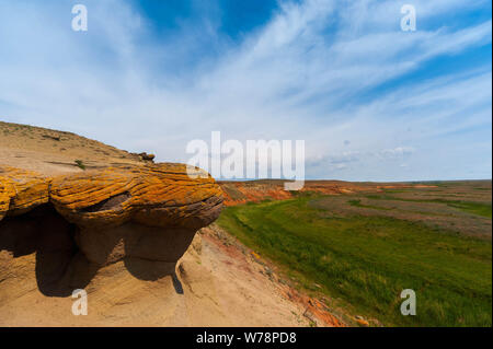 Touristische Orte von Russland. Schönen Landschaften der Welt. Kalkstein Gruben gegen den hellen Himmel und Wolken Stockfoto