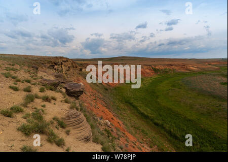 Touristische Orte von Russland. Schönen Landschaften der Welt. Kalkstein Gruben gegen den hellen Himmel und Wolken Stockfoto
