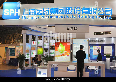 ---- Menschen besuchen den Stand der Shanghai Pharmaceutical (SPH) bei der 4. China (Shanghai) International Technology Fair (CSITF) in Shanghai, Chi Stockfoto