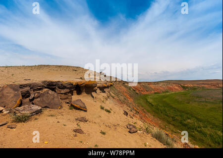 Touristische Orte von Russland. Schönen Landschaften der Welt. Kalkstein Gruben gegen den hellen Himmel und Wolken Stockfoto