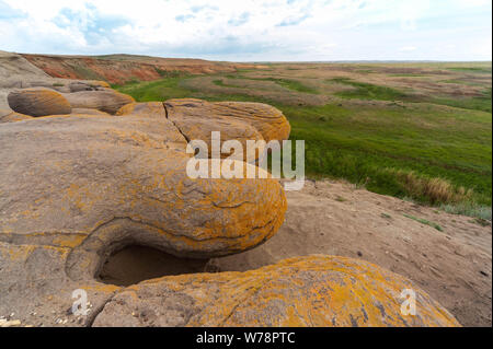 Touristische Orte von Russland. Schönen Landschaften der Welt. Kalkstein Gruben gegen den hellen Himmel und Wolken Stockfoto