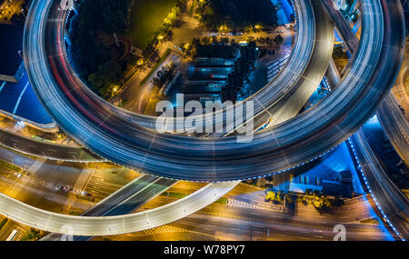 Luftaufnahme der Nanpu Brücke über den Fluss Huangpu in der Nacht in Shanghai, China, 22. September 2017. Stockfoto