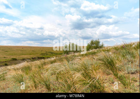 Touristische Orte von Russland. Schönen Landschaften der Welt. Kalkstein Gruben gegen den hellen Himmel und Wolken Stockfoto