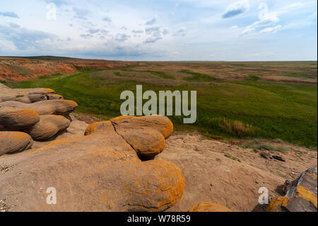 Touristische Orte von Russland. Schönen Landschaften der Welt. Kalkstein Gruben gegen den hellen Himmel und Wolken Stockfoto