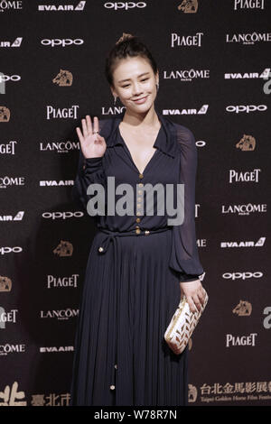 Chinesische Schauspielerin Sandra Ma Sichun kommt auf den roten Teppich für die 54 Golden Horse Awards in Taipei, Taiwan, 25. November 2017. Stockfoto