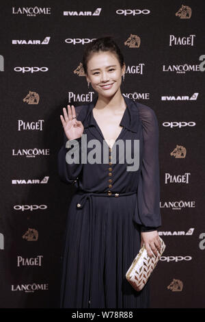 Chinesische Schauspielerin Sandra Ma Sichun kommt auf den roten Teppich für die 54 Golden Horse Awards in Taipei, Taiwan, 25. November 2017. Stockfoto