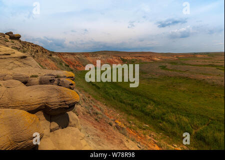 Touristische Orte von Russland. Schönen Landschaften der Welt. Kalkstein Gruben gegen den hellen Himmel und Wolken Stockfoto