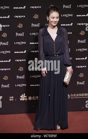 Chinesische Schauspielerin Sandra Ma Sichun kommt auf den roten Teppich für die 54 Golden Horse Awards in Taipei, Taiwan, 25. November 2017. Stockfoto