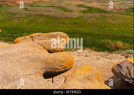 Touristische Orte von Russland. Schönen Landschaften der Welt. Kalkstein Gruben gegen den hellen Himmel und Wolken Stockfoto