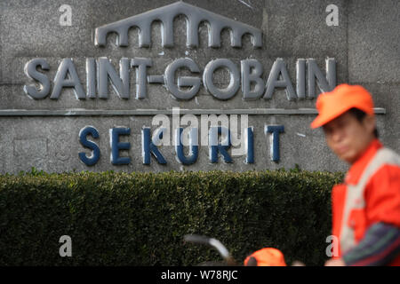 ---- Eine chinesische Reinigung Arbeitnehmer an der Glasfabrik von Saint-Gobain Sekurit (Shanghai) Co., Ltd. in Shanghai, China, 4. Dezember 2013. Fre Stockfoto