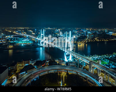 Luftaufnahme der Nanpu Brücke über den Fluss Huangpu in der Nacht in Shanghai, China, 22. September 2017. Stockfoto