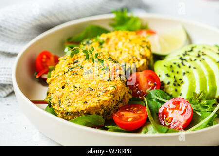 Vegane Gemüse Burger mit Salat in eine weiße Platte. Stockfoto