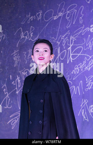Chinesische Schauspielerin Zhang Ziyi kommt auf den roten Teppich für die 7. Internationale Theater Academy Awards in Peking, China, 26. November 2017. Stockfoto