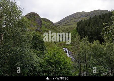 Fluss im Glen Shiel - Schottland, Großbritannien Stockfoto