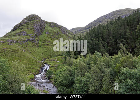 Fluss im Glen Shiel - Schottland, Großbritannien Stockfoto