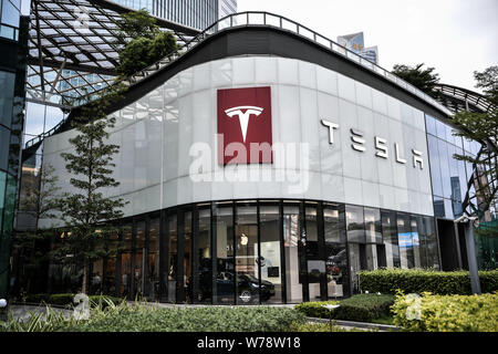 ---- Blick auf einer Händlerniederlassung Store von Tesla in Guangzhou City, der südchinesischen Provinz Guangdong, am 1. November 2017. Tesla Inc. sagte es hofft, Uhr verkaufen Stockfoto