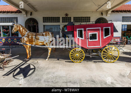 Metall Pferd und Wagen außerhalb des Texas Ranch House, Geschenke Shop, Sabinal, Texas, USA Stockfoto