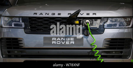Eine elektrische Range Rover von Jaguar Land Rover hat auf dem Display während des Festivals der Britischen Eventing in Gatcombe Park, Gloucestershire. Stockfoto