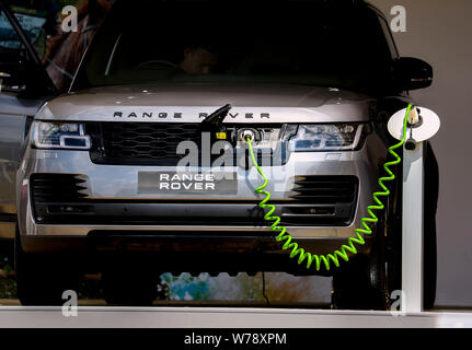 Eine elektrische Range Rover von Jaguar Land Rover hat auf dem Display während des Festivals der Britischen Eventing in Gatcombe Park, Gloucestershire. Stockfoto