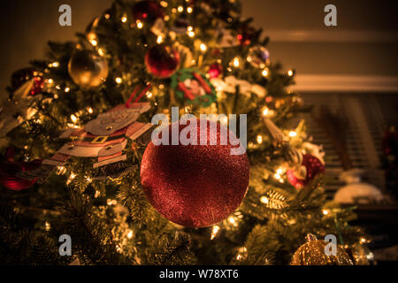 Schöne Ornamente auf der schönen beleuchteten Baum Stockfoto