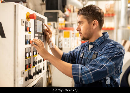 Junge Arbeitnehmer Auswahl Parameter der Raw thermoplastisches Material Verarbeitung Stockfoto