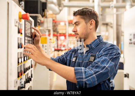 Moderne Ingenieur von großen Industrieanlagen Einstellungen der Maschinen Stockfoto