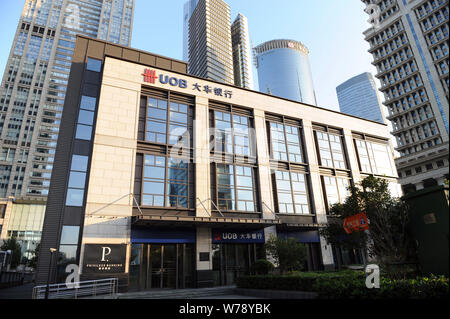 ---- Um eine Niederlassung der in Singapur ansässigen United Overseas Bank (UOB) in Shanghai, China, 3. Oktober 2014. United Overseas Bank (China) Ltd., eine 100-o Stockfoto