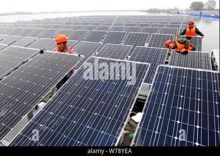 ------ Chinesische Arbeiter installieren Sonnenkollektoren Elektrizität in Stadt Huainan zu generieren, der ostchinesischen Provinz Anhui, 9. Dezember 2015. China will pr Stockfoto