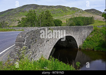 Die allgemeinen Lohn- Brücke und den Fluss Mandel. Die A822-Straße im Sma "Glen, Glen Almond, Perth und Kinross, Schottland, Großbritannien, Europa. Stockfoto