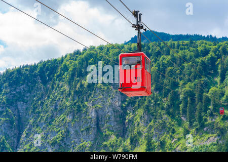 ST. GILGEN, Österreich - Juli 12, 2019: Seilbahn Seilbahn bringt die Besucher auf die Spitze des Zwolferhorn Berg, bietet einen herrlichen Aussichtspunkt mit vi Stockfoto