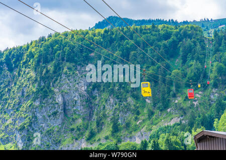 ST. GILGEN, Österreich - Juli 12, 2019: Seilbahn Seilbahn bringt die Besucher auf die Spitze des Zwolferhorn Berg, bietet einen herrlichen Aussichtspunkt mit vi Stockfoto