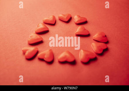 Eine Menge geformte Herzen gummys bilden die Form eines riesigen Herz in rot Stockfoto