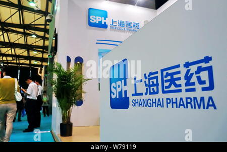 ---- Menschen besuchen den Stand der Shanghai Pharmaceutical (SPH) während einer Ausstellung in Shanghai, China, 26. Juni 2012. Shanghai Pharmaceuticals Halten Stockfoto