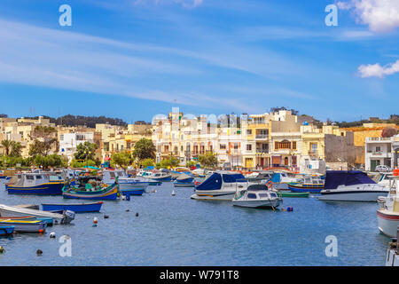 Blick auf die Promenade am Meer in Birzebbuga und St Georges Bay, Malta Stockfoto