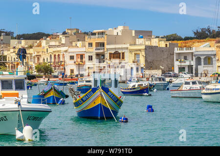 Blick auf die Promenade am Meer in Birzebbuga und St Georges Bay, Malta Stockfoto