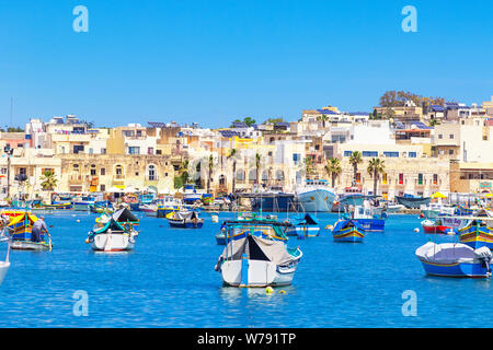 Marsaxlokk ist ein kleines, traditionelles Fischerdorf in der südöstlichen Region von Malta. Es hat einen Hafen, und ist eine touristische Attraktion für seine v bekannt Stockfoto