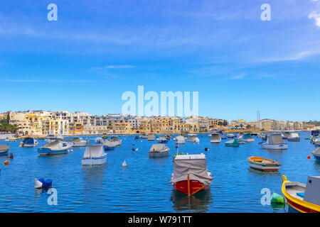 Blick auf die Promenade am Meer in Birzebbuga und St Georges Bay, Malta Stockfoto