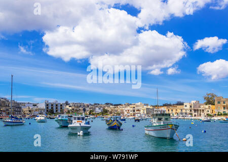 Blick auf die Promenade am Meer in Birzebbuga und St Georges Bay, Malta Stockfoto