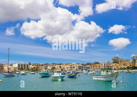 Blick auf die Promenade am Meer in Birzebbuga und St Georges Bay, Malta Stockfoto